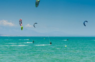 Malaga, İspanya - 25 Mayıs 2018 aktif spor pratik insanlar, güç uçurtma rüzgarlı bir koyda kullanarak sürme dalga