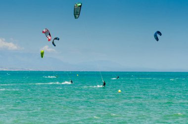 Malaga, İspanya - 25 Mayıs 2018 aktif spor pratik insanlar, güç uçurtma rüzgarlı bir koyda kullanarak sürme dalga