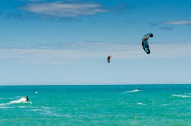 Malaga, İspanya - 25 Mayıs 2018 aktif spor pratik insanlar, güç uçurtma rüzgarlı bir koyda kullanarak sürme dalga