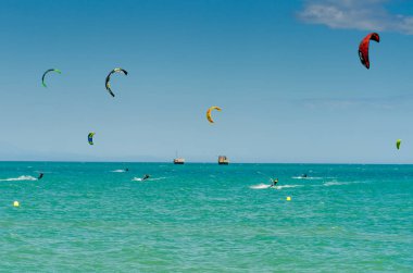 Malaga, İspanya - 25 Mayıs 2018 aktif spor pratik insanlar, güç uçurtma rüzgarlı bir koyda kullanarak sürme dalga