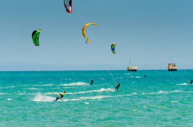 Malaga, İspanya - 25 Mayıs 2018 aktif spor pratik insanlar, güç uçurtma rüzgarlı bir koyda kullanarak sürme dalga