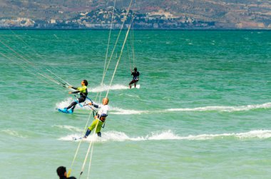 Malaga, İspanya - 25 Mayıs 2018 aktif spor pratik insanlar, güç uçurtma rüzgarlı bir koyda kullanarak sürme dalga