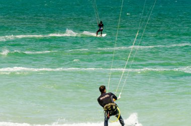 Malaga, İspanya - 25 Mayıs 2018 aktif spor pratik insanlar, güç uçurtma rüzgarlı bir koyda kullanarak sürme dalga