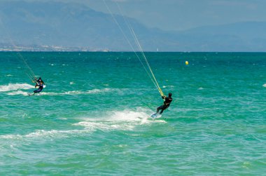 Malaga, İspanya - 25 Mayıs 2018 aktif spor pratik insanlar, güç uçurtma rüzgarlı bir koyda kullanarak sürme dalga