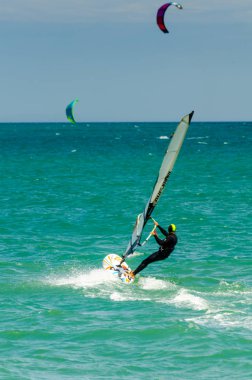 Malaga, İspanya - 25 Mayıs 2018 aktif spor pratik insanlar, güç uçurtma rüzgarlı bir koyda kullanarak sürme dalga