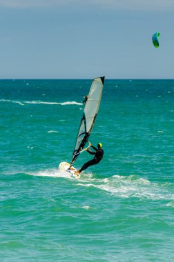 Malaga, İspanya - 25 Mayıs 2018 aktif spor pratik insanlar, güç uçurtma rüzgarlı bir koyda kullanarak sürme dalga