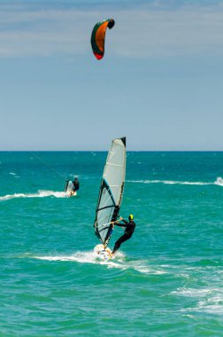 Malaga, İspanya - 25 Mayıs 2018 aktif spor pratik insanlar, güç uçurtma rüzgarlı bir koyda kullanarak sürme dalga