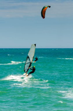 Malaga, İspanya - 25 Mayıs 2018 aktif spor pratik insanlar, güç uçurtma rüzgarlı bir koyda kullanarak sürme dalga