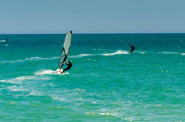 Malaga, İspanya - 25 Mayıs 2018 aktif spor pratik insanlar, güç uçurtma rüzgarlı bir koyda kullanarak sürme dalga