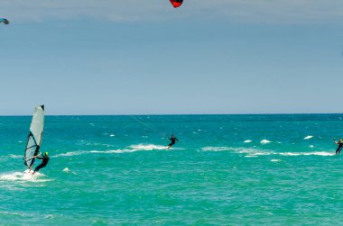 Malaga, İspanya - 25 Mayıs 2018 aktif spor pratik insanlar, güç uçurtma rüzgarlı bir koyda kullanarak sürme dalga