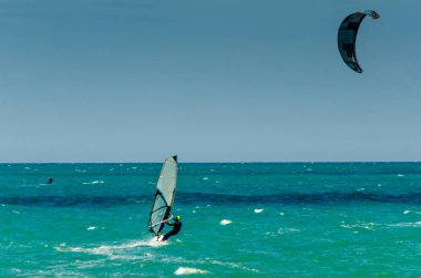 Malaga, İspanya - 25 Mayıs 2018 aktif spor pratik insanlar, güç uçurtma rüzgarlı bir koyda kullanarak sürme dalga