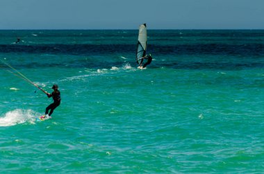 Malaga, İspanya - 25 Mayıs 2018 aktif spor pratik insanlar, güç uçurtma rüzgarlı bir koyda kullanarak sürme dalga