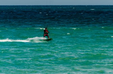 Malaga, İspanya - 25 Mayıs 2018 aktif spor pratik insanlar, güç uçurtma rüzgarlı bir koyda kullanarak sürme dalga