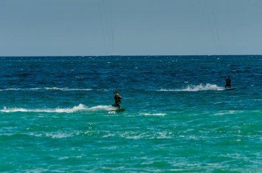 Malaga, İspanya - 25 Mayıs 2018 aktif spor pratik insanlar, güç uçurtma rüzgarlı bir koyda kullanarak sürme dalga