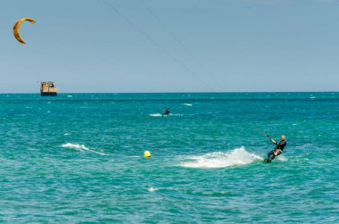 Malaga, İspanya - 25 Mayıs 2018 aktif spor pratik insanlar, güç uçurtma rüzgarlı bir koyda kullanarak sürme dalga