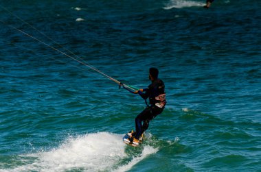 Malaga, İspanya - 25 Mayıs 2018 aktif spor pratik insanlar, güç uçurtma rüzgarlı bir koyda kullanarak sürme dalga