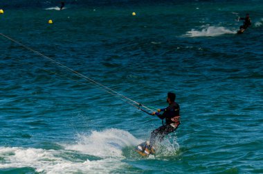 Malaga, İspanya - 25 Mayıs 2018 aktif spor pratik insanlar, güç uçurtma rüzgarlı bir koyda kullanarak sürme dalga