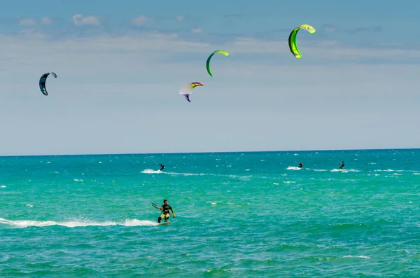 Malaga, İspanya - 25 Mayıs 2018 aktif spor pratik insanlar, güç uçurtma rüzgarlı bir koyda kullanarak sürme dalga