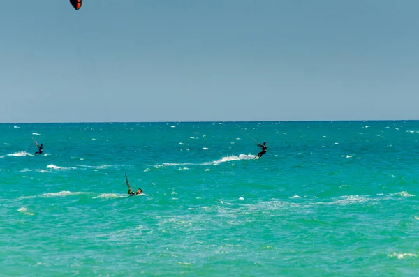 Malaga, İspanya - 25 Mayıs 2018 aktif spor pratik insanlar, güç uçurtma rüzgarlı bir koyda kullanarak sürme dalga