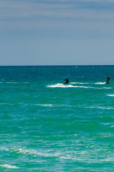 Malaga, İspanya - 25 Mayıs 2018 aktif spor pratik insanlar, güç uçurtma rüzgarlı bir koyda kullanarak sürme dalga