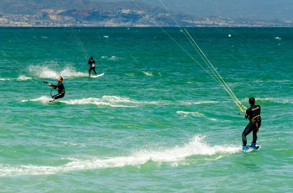 Malaga, İspanya - 25 Mayıs 2018 aktif spor pratik insanlar, güç uçurtma rüzgarlı bir koyda kullanarak sürme dalga