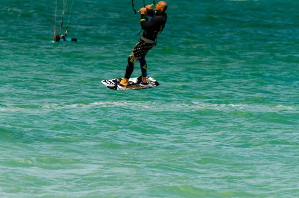 マラガ スペイン 2018 日人々 は活動的なスポーツの練習 波の乗馬風湾力凧を使用して — ストック写真