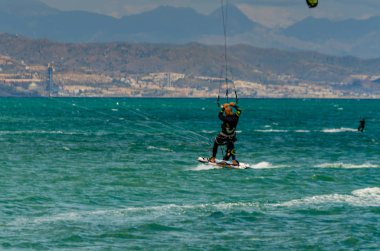 Malaga, İspanya - 25 Mayıs 2018 aktif spor pratik insanlar, güç uçurtma rüzgarlı bir koyda kullanarak sürme dalga