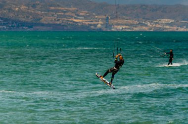 Malaga, İspanya - 25 Mayıs 2018 aktif spor pratik insanlar, güç uçurtma rüzgarlı bir koyda kullanarak sürme dalga