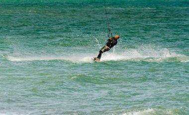 Malaga, İspanya - 25 Mayıs 2018 aktif spor pratik insanlar, güç uçurtma rüzgarlı bir koyda kullanarak sürme dalga