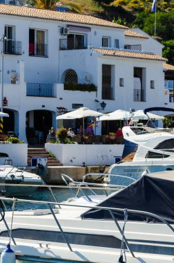 La Herradura, İspanya - 26 Mayıs 2018 A güzel marina lüks yatların ve motorlu tekneler içinde turistik sahil kasaba, La Herradura