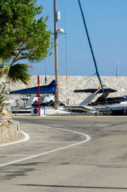 La Herradura, İspanya - 26 Mayıs 2018 A güzel marina lüks yatların ve motorlu tekneler içinde turistik sahil kasaba, La Herradura