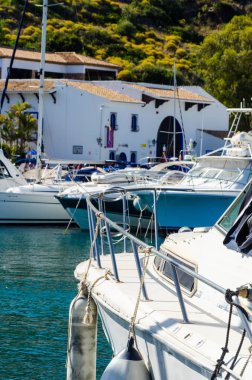 La Herradura, İspanya - 26 Mayıs 2018 A güzel marina lüks yatların ve motorlu tekneler içinde turistik sahil kasaba, La Herradura