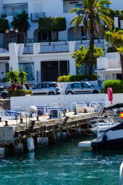 La Herradura, İspanya - 26 Mayıs 2018 A güzel marina lüks yatların ve motorlu tekneler içinde turistik sahil kasaba, La Herradura