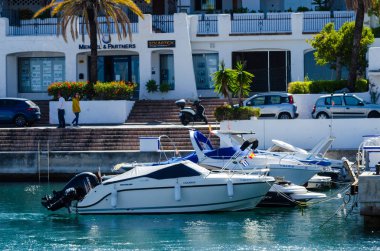 La Herradura, İspanya - 26 Mayıs 2018 A güzel marina lüks yatların ve motorlu tekneler içinde turistik sahil kasaba, La Herradura