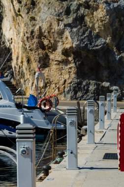La Herradura, İspanya - 26 Mayıs 2018 A güzel marina lüks yatların ve motorlu tekneler içinde turistik sahil kasaba, La Herradura