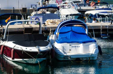 La Herradura, İspanya - 26 Mayıs 2018 A güzel marina lüks yatların ve motorlu tekneler içinde turistik sahil kasaba, La Herradura