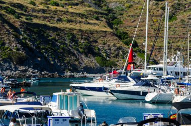La Herradura, İspanya - 26 Mayıs 2018 A güzel marina lüks yatların ve motorlu tekneler içinde turistik sahil kasaba, La Herradura