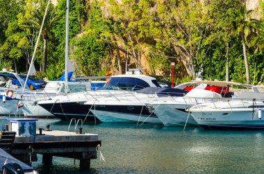 La Herradura, İspanya - 26 Mayıs 2018 A güzel marina lüks yatların ve motorlu tekneler içinde turistik sahil kasaba, La Herradura