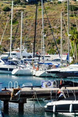 La Herradura, İspanya - 26 Mayıs 2018 A güzel marina lüks yatların ve motorlu tekneler içinde turistik sahil kasaba, La Herradura