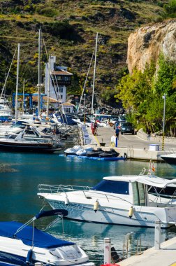 La Herradura, İspanya - 26 Mayıs 2018 A güzel marina lüks yatların ve motorlu tekneler içinde turistik sahil kasaba, La Herradura