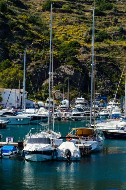 La Herradura, İspanya - 26 Mayıs 2018 A güzel marina lüks yatların ve motorlu tekneler içinde turistik sahil kasaba, La Herradura