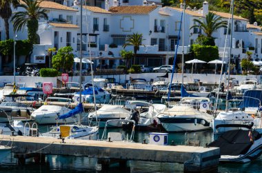 La Herradura, İspanya - 26 Mayıs 2018 A güzel marina lüks yatların ve motorlu tekneler içinde turistik sahil kasaba, La Herradura