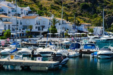 La Herradura, İspanya - 26 Mayıs 2018 A güzel marina lüks yatların ve motorlu tekneler içinde turistik sahil kasaba, La Herradura
