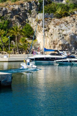 La Herradura, İspanya - 26 Mayıs 2018 A güzel marina lüks yatların ve motorlu tekneler içinde turistik sahil kasaba, La Herradura