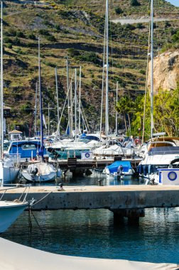 La Herradura, İspanya - 26 Mayıs 2018 A güzel marina lüks yatların ve motorlu tekneler içinde turistik sahil kasaba, La Herradura