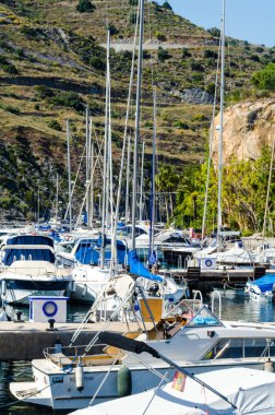 La Herradura, İspanya - 26 Mayıs 2018 A güzel marina lüks yatların ve motorlu tekneler içinde turistik sahil kasaba, La Herradura