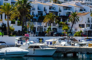 La Herradura, İspanya - 26 Mayıs 2018 A güzel marina lüks yatların ve motorlu tekneler içinde turistik sahil kasaba, La Herradura