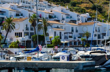 La Herradura, İspanya - 26 Mayıs 2018 A güzel marina lüks yatların ve motorlu tekneler içinde turistik sahil kasaba, La Herradura