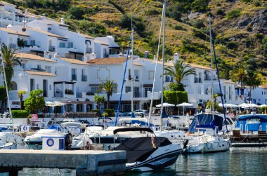 La Herradura, İspanya - 26 Mayıs 2018 A güzel marina lüks yatların ve motorlu tekneler içinde turistik sahil kasaba, La Herradura