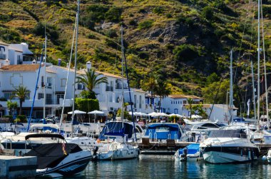 La Herradura, İspanya - 26 Mayıs 2018 A güzel marina lüks yatların ve motorlu tekneler içinde turistik sahil kasaba, La Herradura